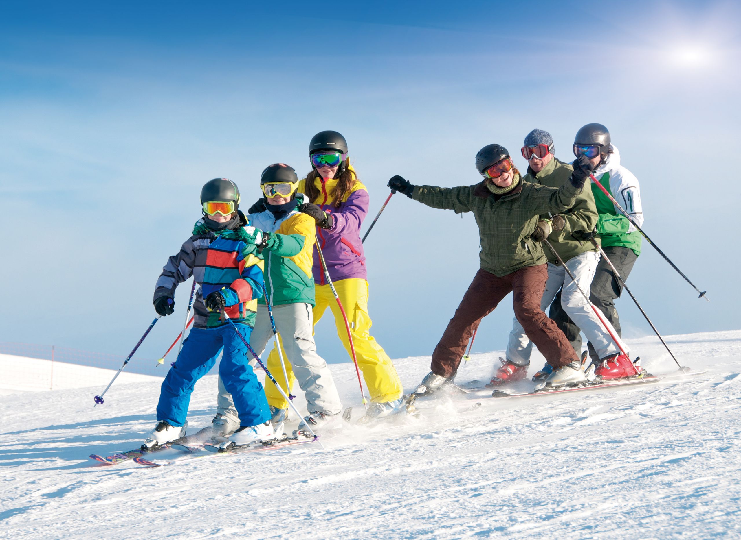 Компания горнолыжный курорт. Катание на лыжах. Семья катается на лыжах. Друзья на лыжах. Горные лыжи.